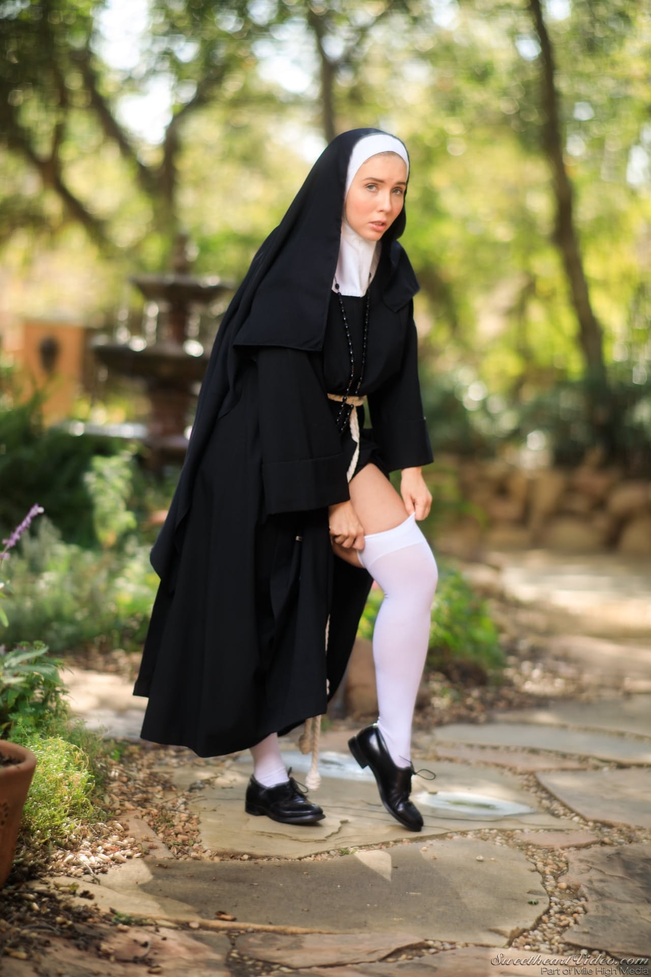 厚重的修女穿着过膝袜在院子里暴露自己