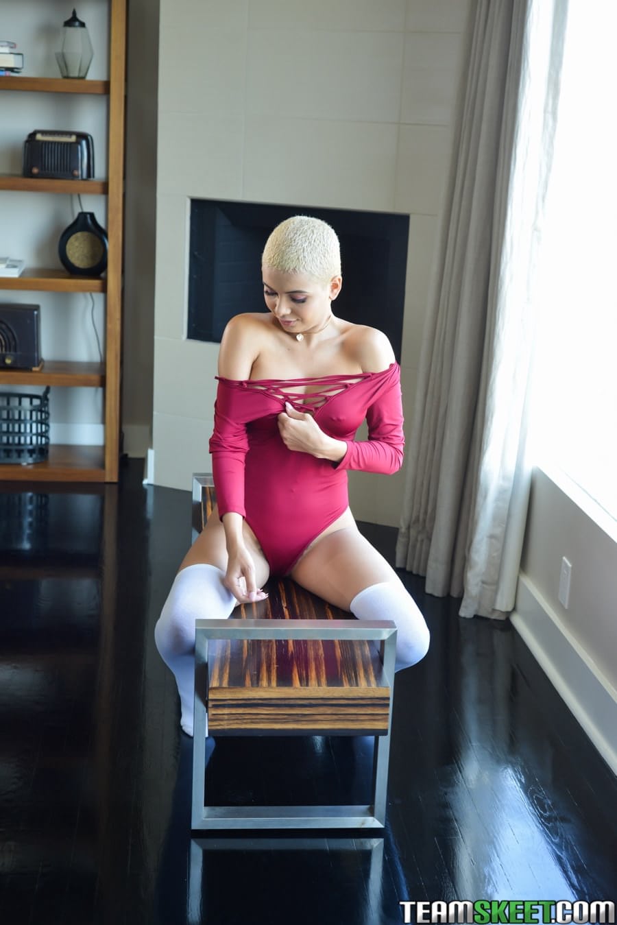 剃光头的穆斯林辣妹 Aaliyah Hadid 脱得只剩膝袜
