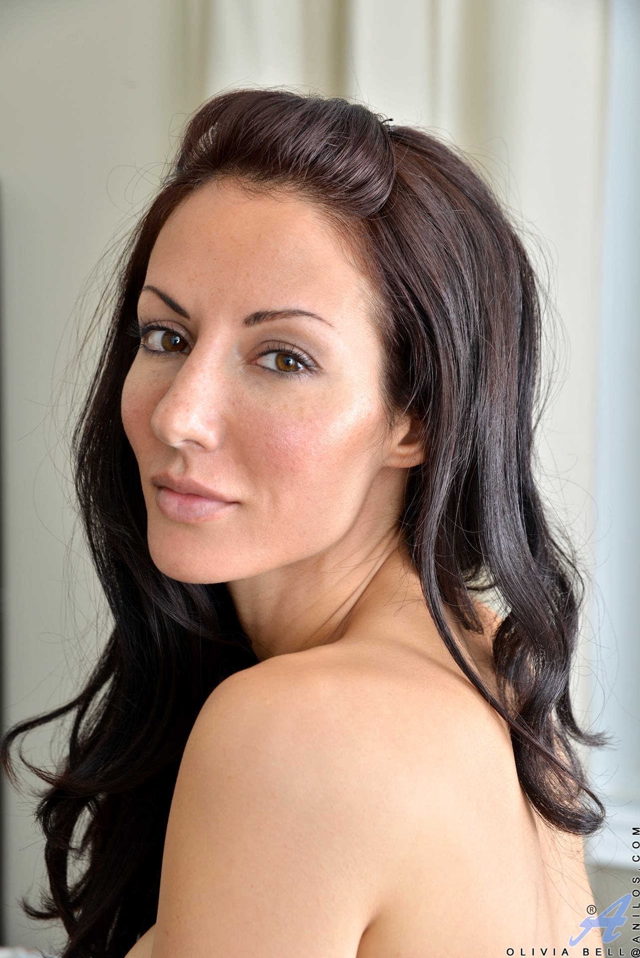 穿着诱人内衣的淫荡少妇奥利维亚-贝尔（Olivia Bell）在床上露出她的乳房