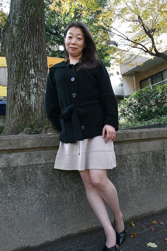 亚洲性感熟女 Yoshiko Makihara 的室外搔首弄姿场景