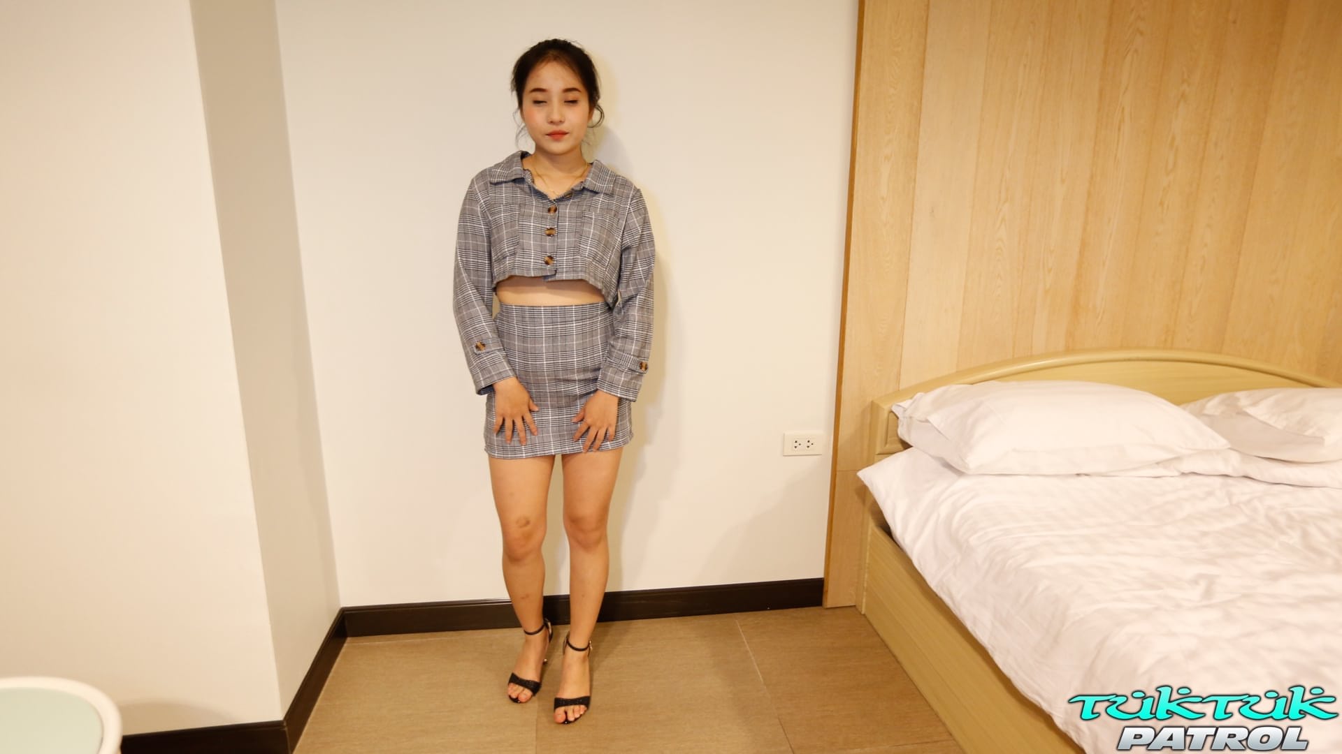 业余亚洲宝贝 Nate 脱掉衣服，赤身裸体在床上摆姿势