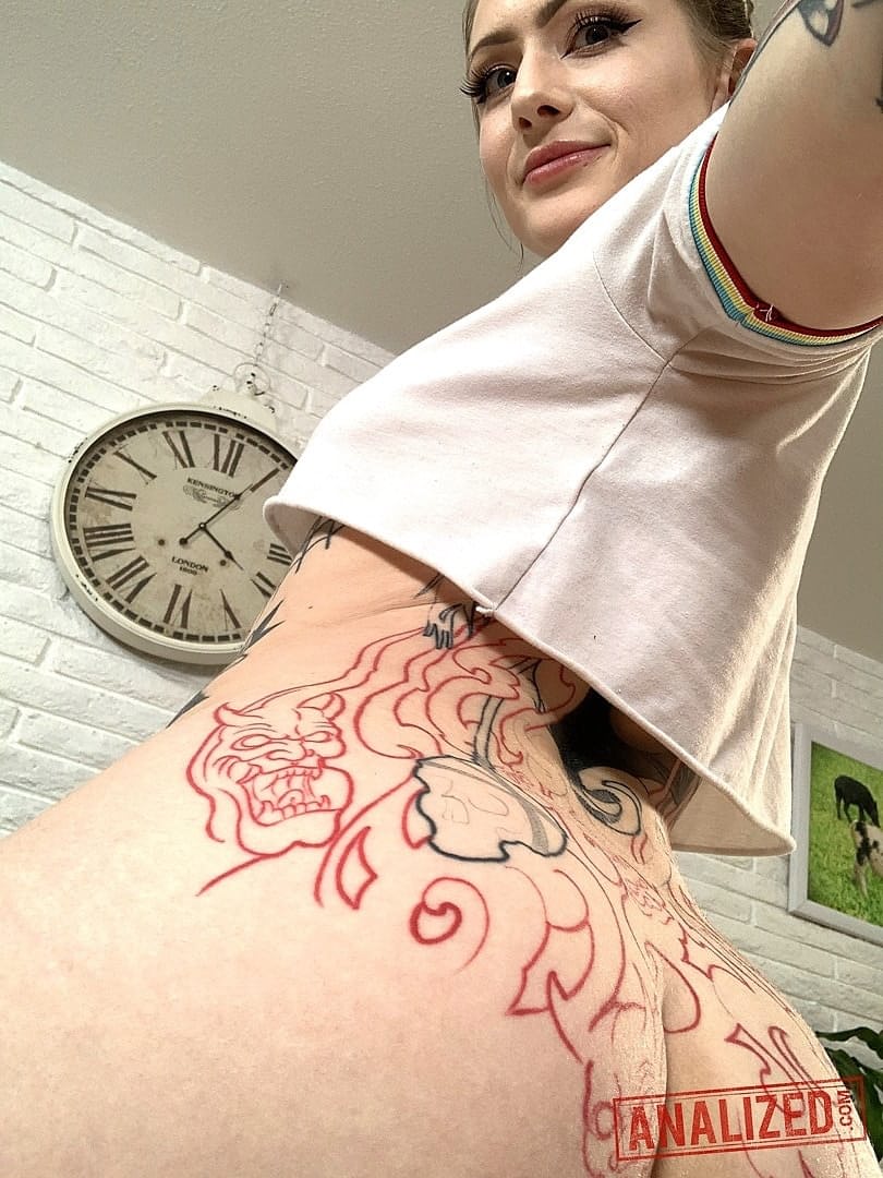纹身狐狸精宝贝希德自拍惊人战利品和光秃秃的阴部