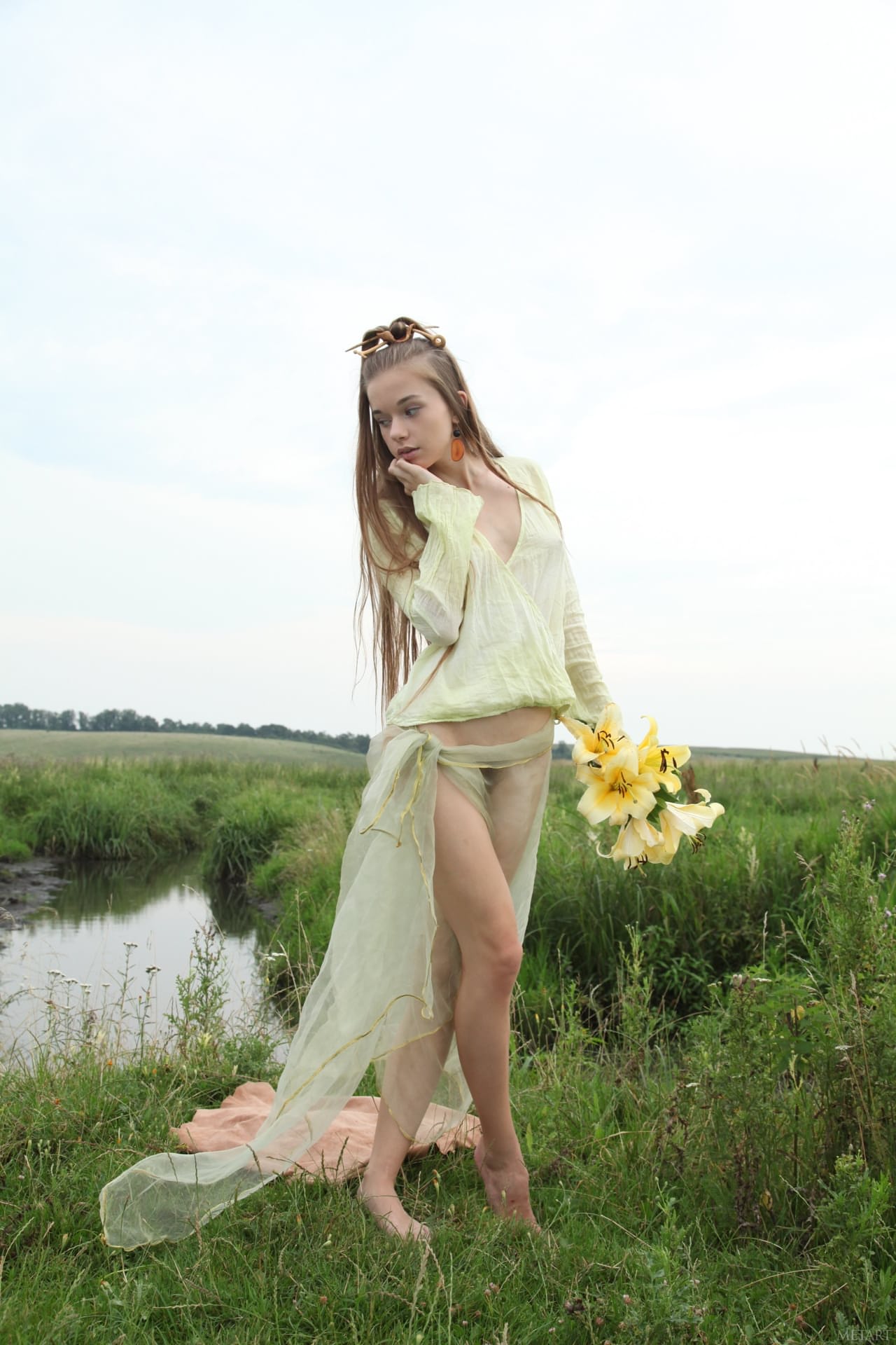 瘦削美女米莱娜-D 在河边展开她的灌木丛并舔舐她的胸部