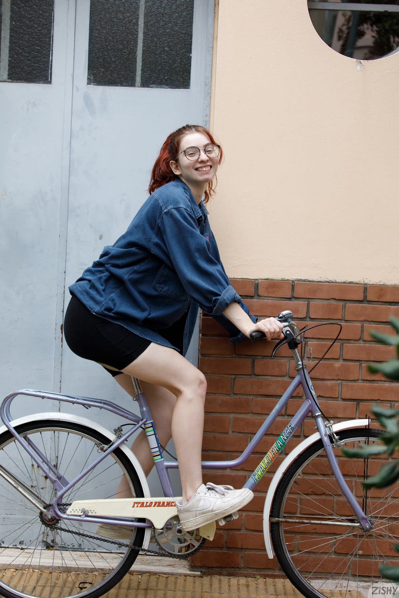 呆萌的红发宝贝 Victoria Ramos 在户外展示她迷人的大奶子