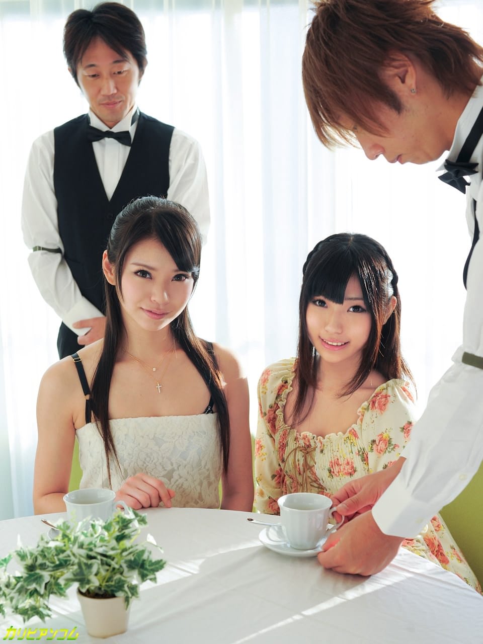 性感的亚洲辣妹炫耀他们的奶子&有铁杆性在野外狂欢