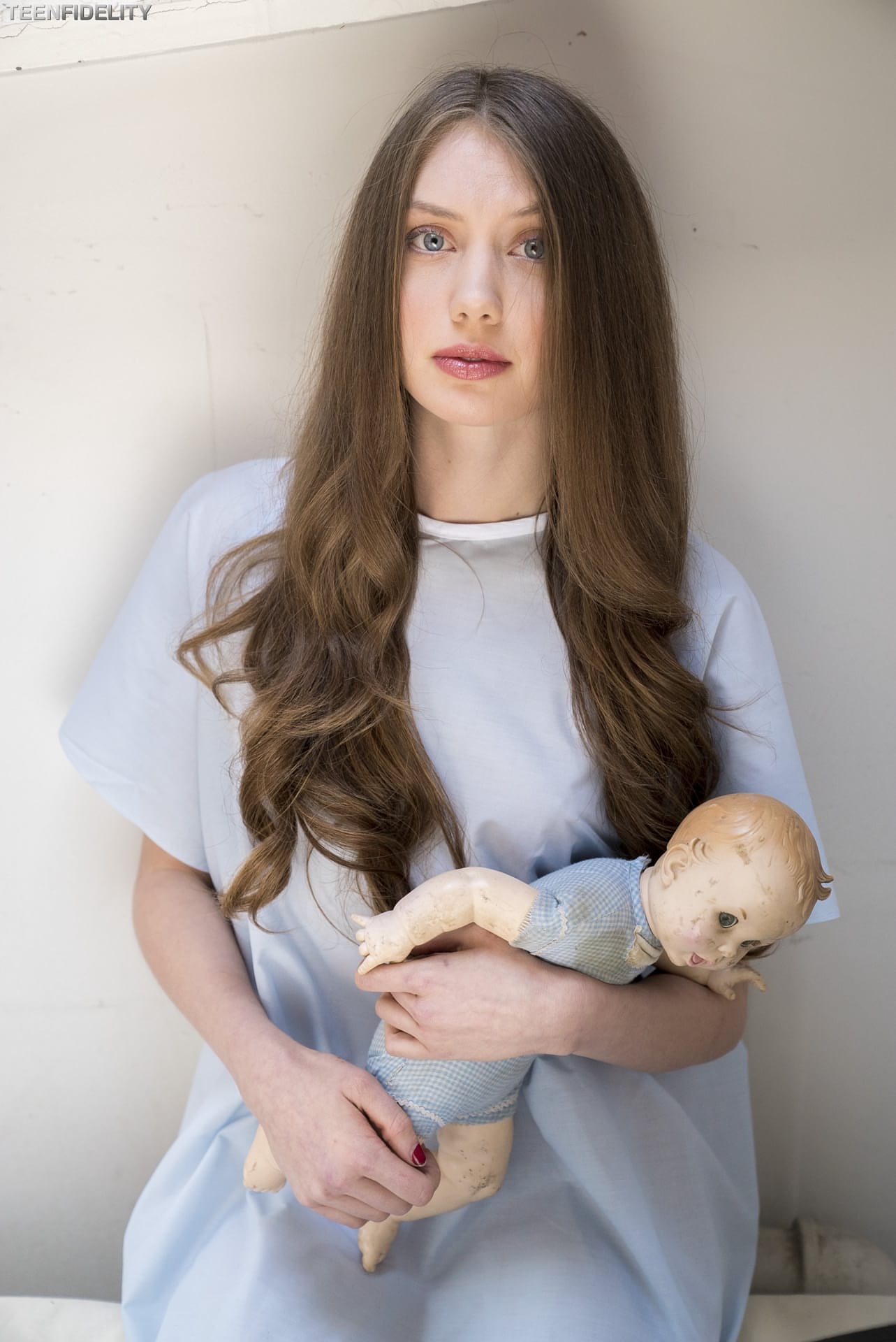 长腿少女 Elena Koshka 与她的玩偶裸体合影