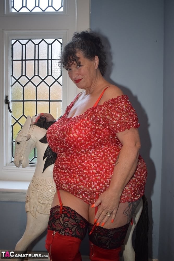 胖奶奶穿着过膝长靴秀巨乳和大屁股
