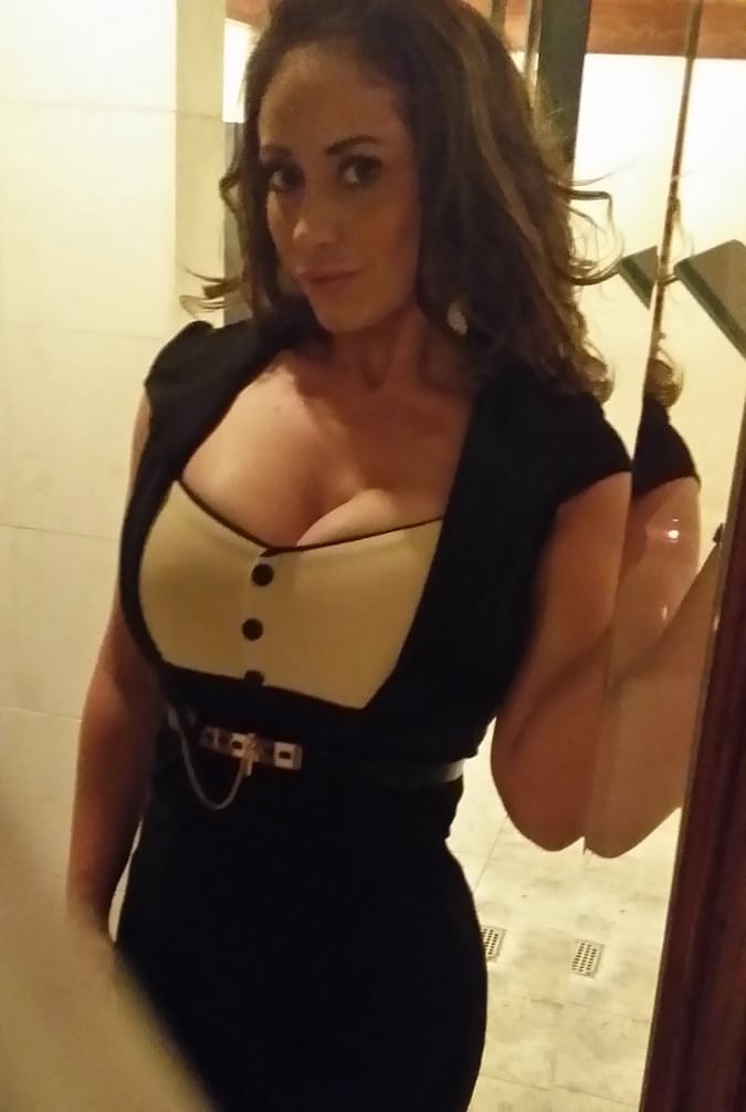 MILF色情明星伊娃-诺蒂在家中闲逛时拍摄的裸体自拍照