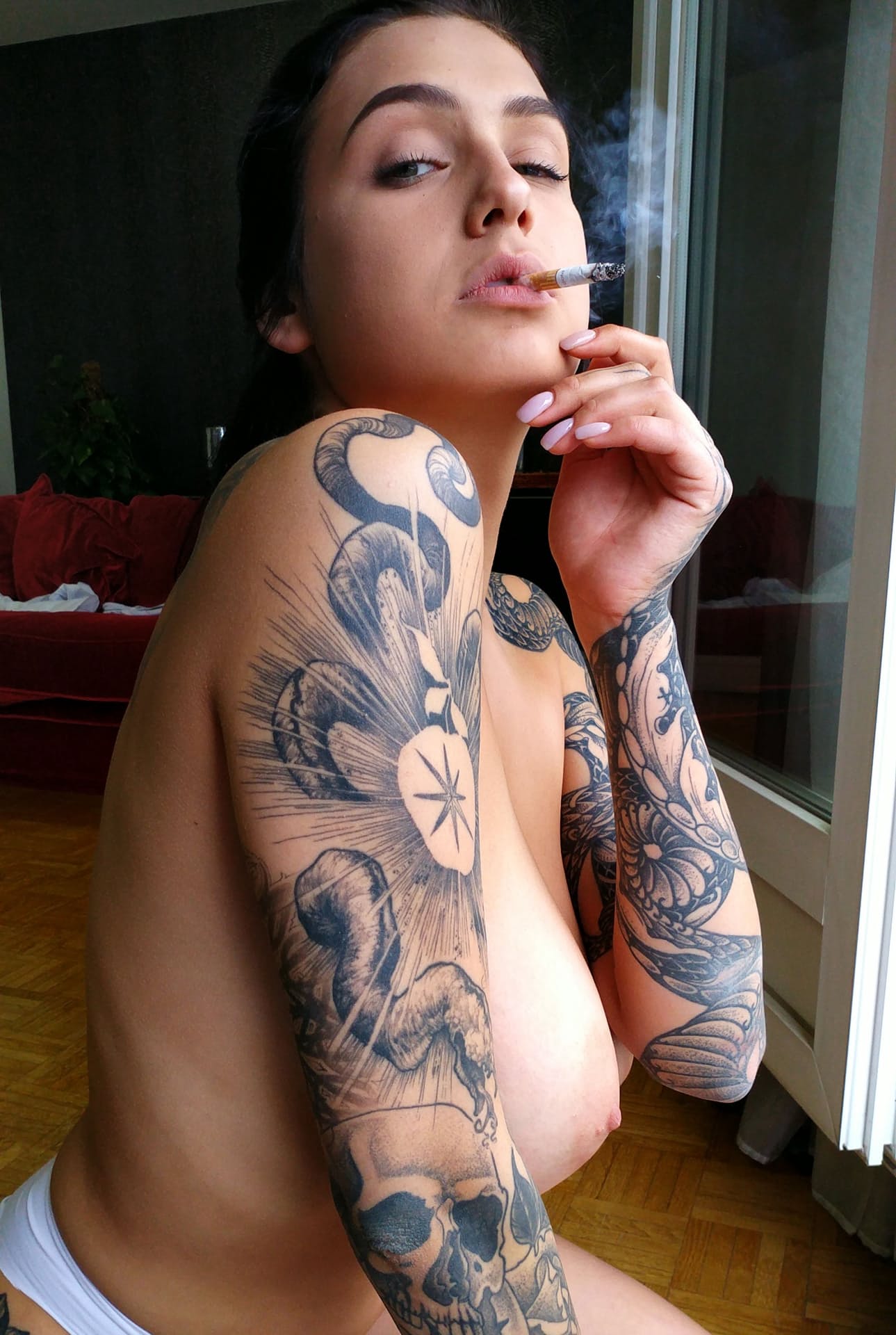 业余宝贝 Evgenia Talanina 展示她性感的纹身和大奶子