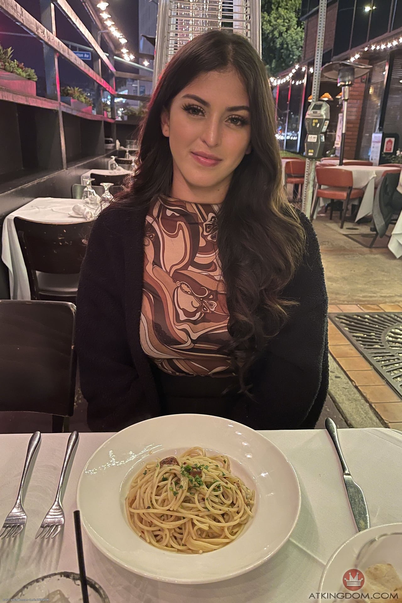 华丽的业余宝贝索菲亚-莱昂（Sophia Leone）展示她可爱的大奶子和大屁股