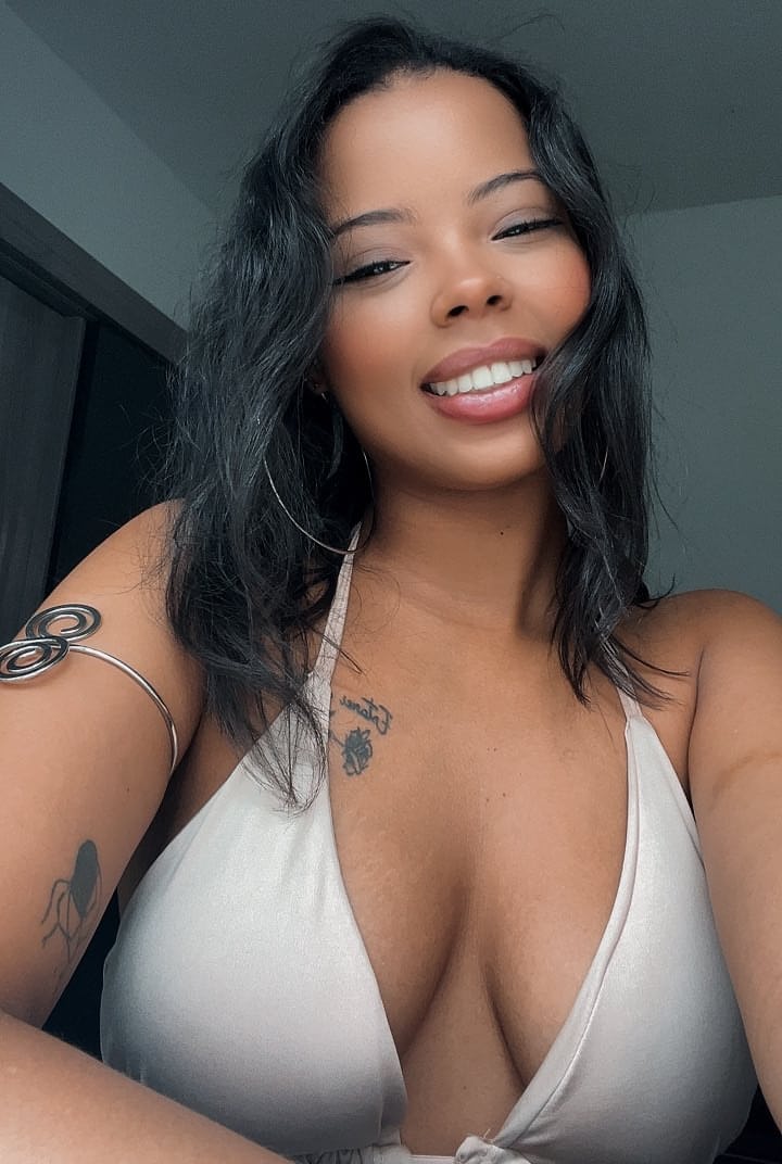 OnlyFans辣妹拉丁裔玛丽安娜（Marianaa）在一段合集视频中展示了她的深V领口和丰臀