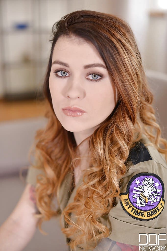 身着军装的 Misha Cross 脱掉衣服，露出光滑的阴部