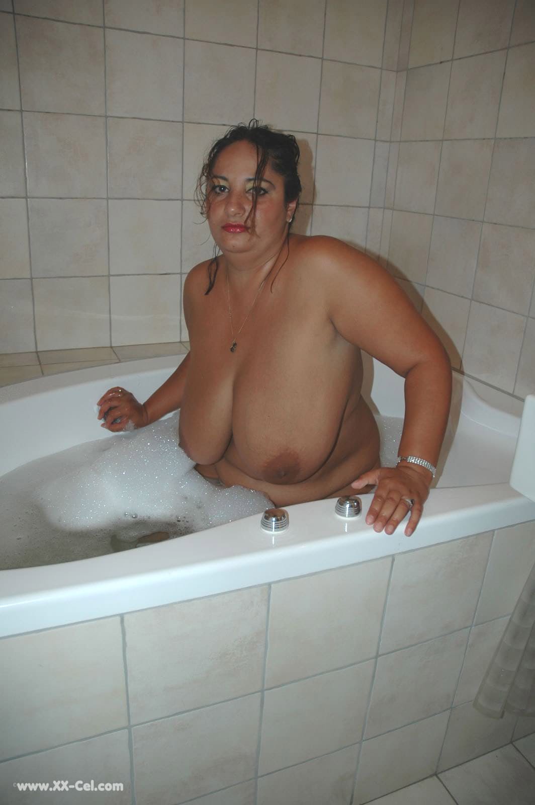 业余胖女人艾琳边洗泡泡浴边用巨大的乳房进行挑逗