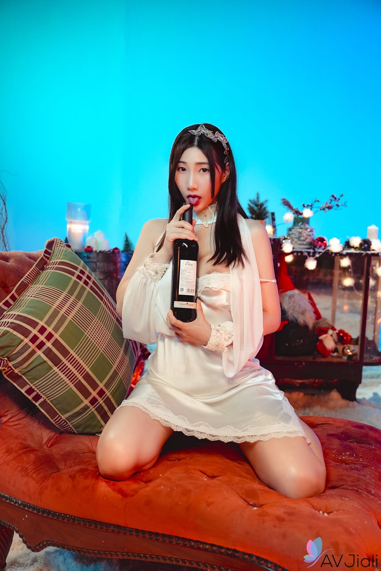 甜美的亚洲宝贝 Li Er 展示她的大奶子，并从后面被撞击
