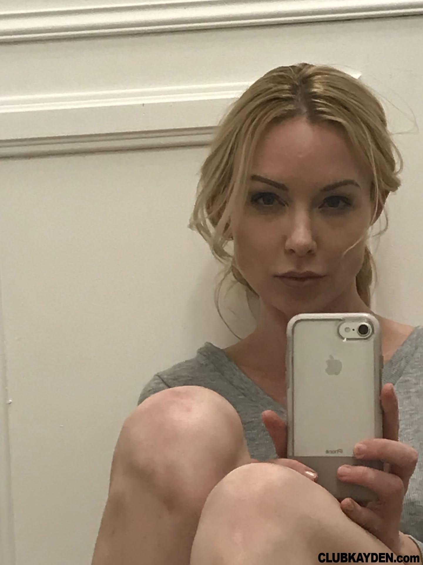 拥有性感美腿的金发美女 Kayden Kross 炫耀她的大奶子和大奶头