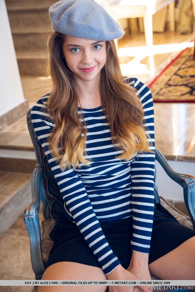 迷人少女 Kay J 在赤裸上身前闪耀着她的圆点花纹内衣
