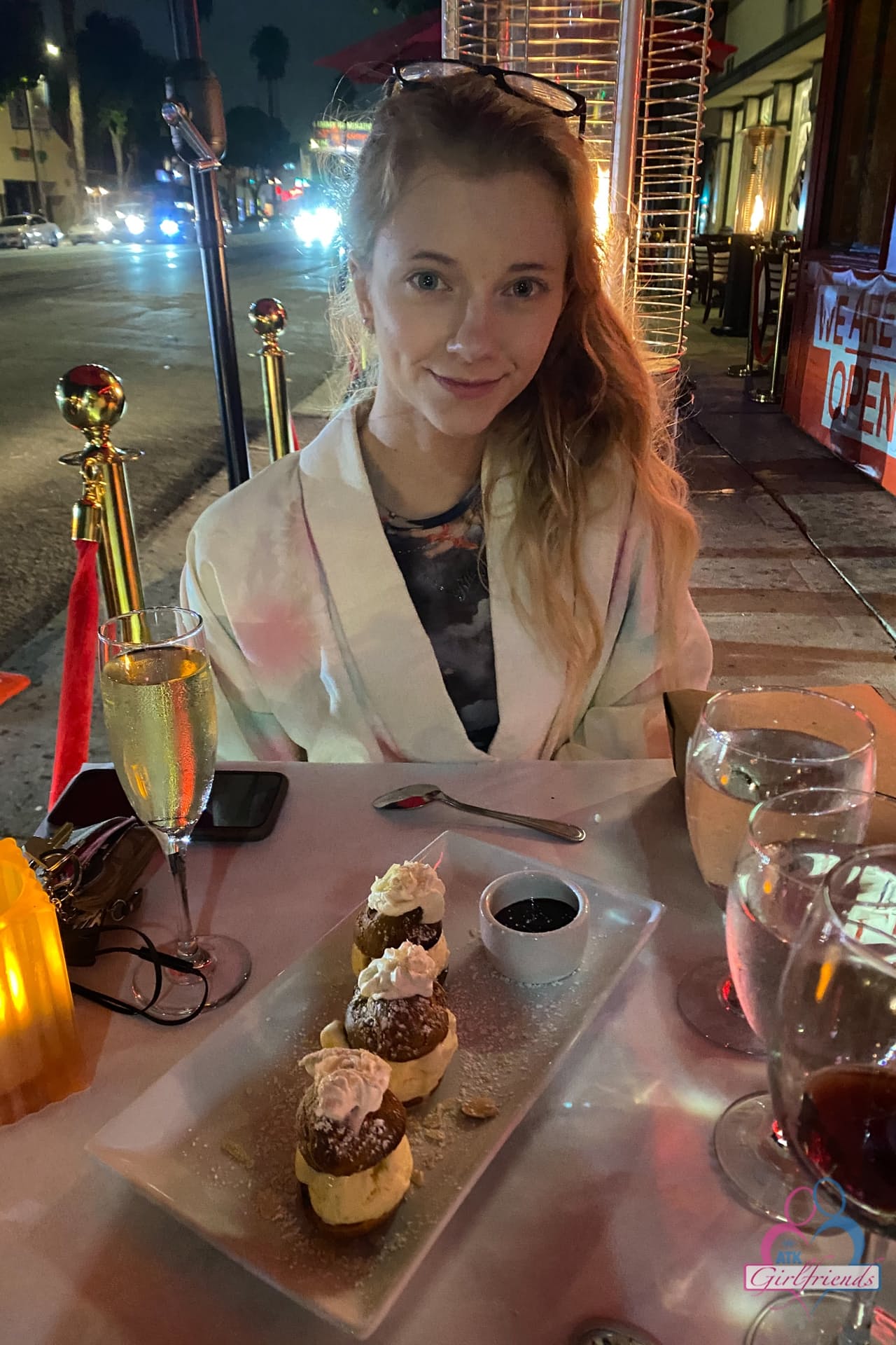 业余的女朋友莱利星显示她浮肿的猫和惊人的战利品
