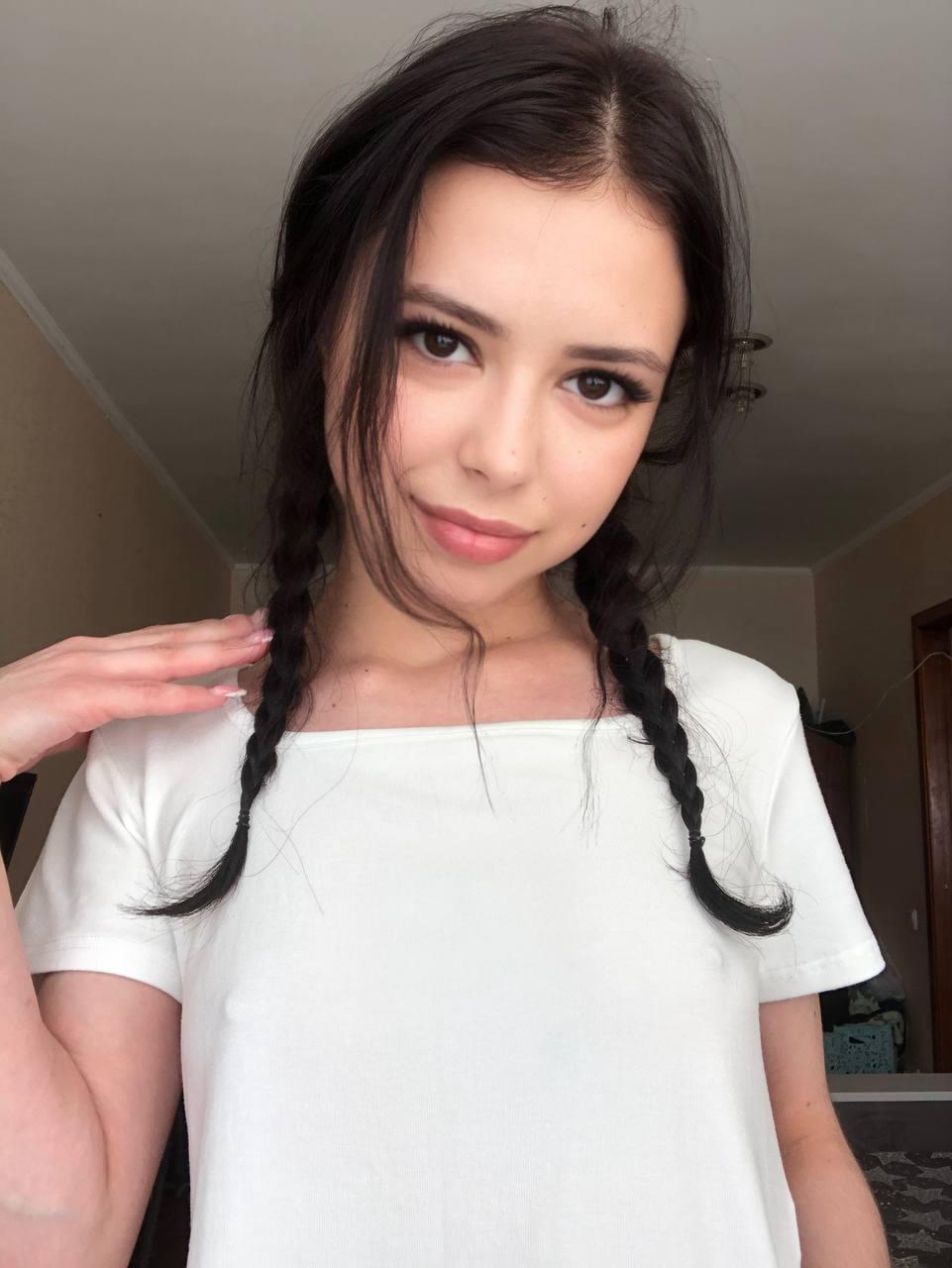 黑发美少女莫莉-罗换上星期三亚当斯造型