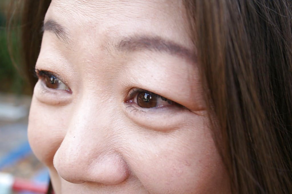 亚洲性感熟女 Yoshiko Makihara 的室外搔首弄姿场景
