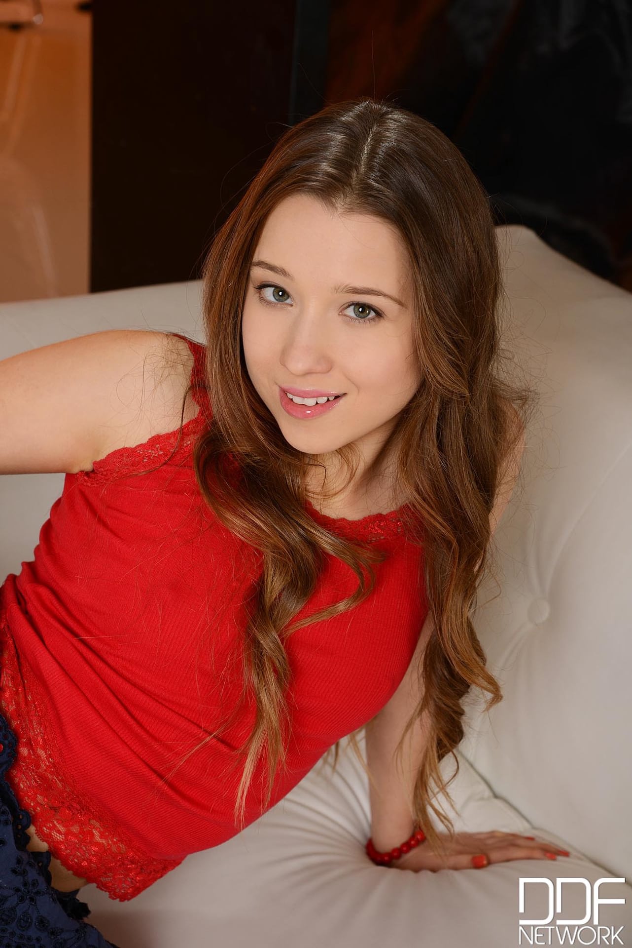 俄罗斯辣妹 Taissia Shanti 独自舔弄玻璃玩具