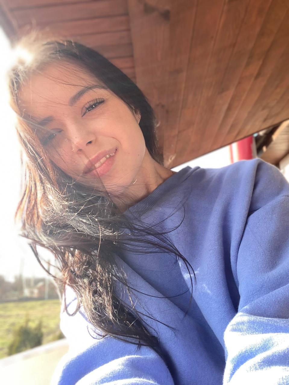 黑发美少女莫莉-罗换上星期三亚当斯造型