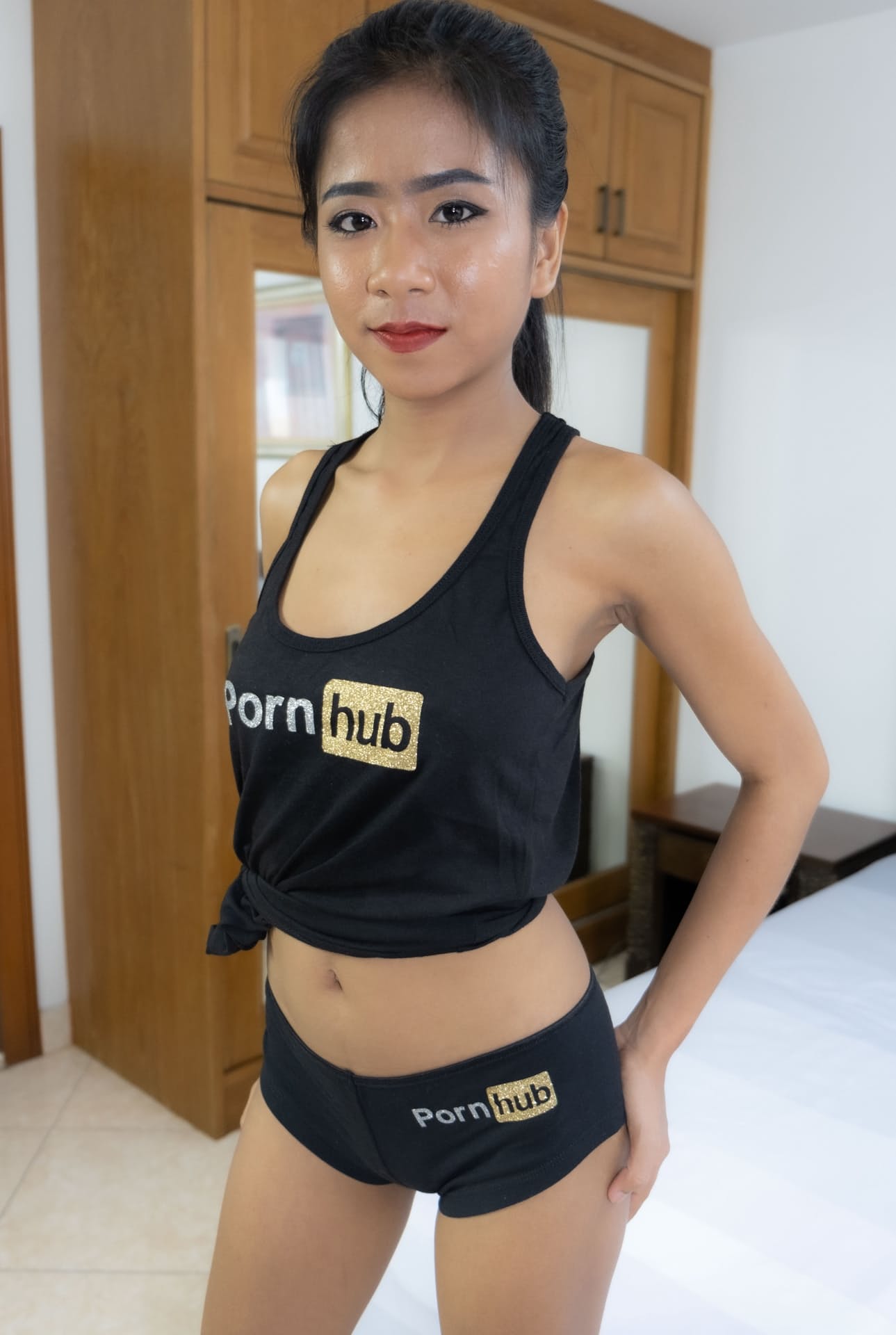 泰国美女Som在她的色情片中摆姿势&展示她的大胸脯和屁股