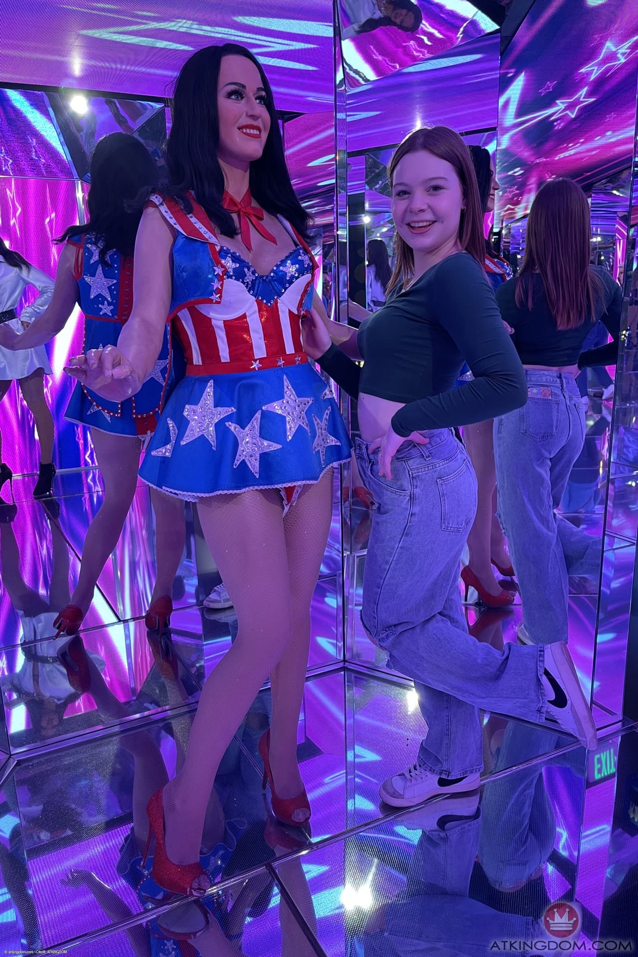 业余小女友 Adrianna Jade 暴露她的小穴、大屁股和奶子