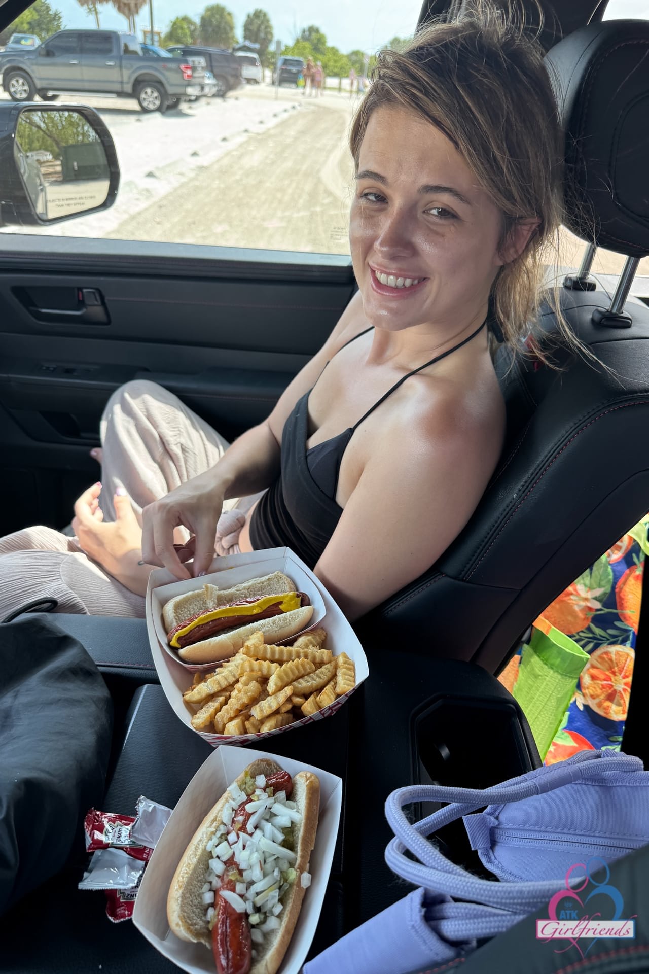 Amateur chick shows the soles of her feet during a solo adventure