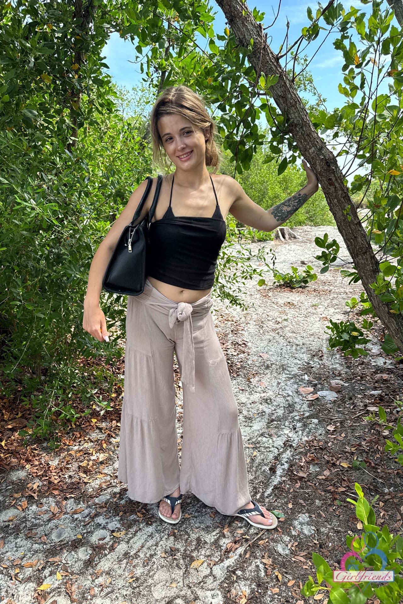 Amateur chick shows the soles of her feet during a solo adventure