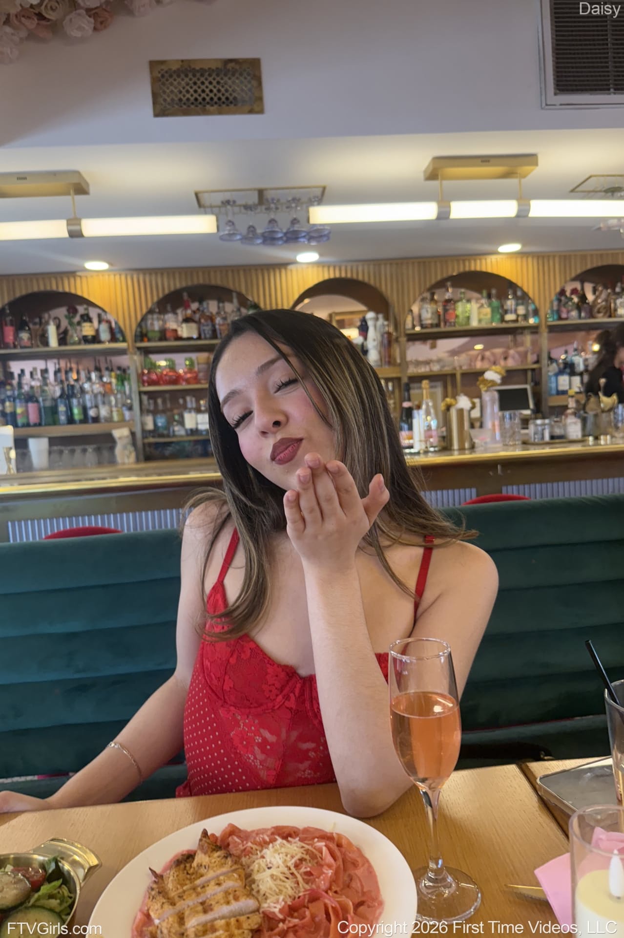 性感业余模特黛西脱衣，展示她的小巧乳房和大屁股