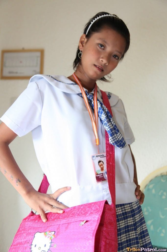 娇小的菲律宾女学生莎莉穿着校服，闪现内裤和少女阴部