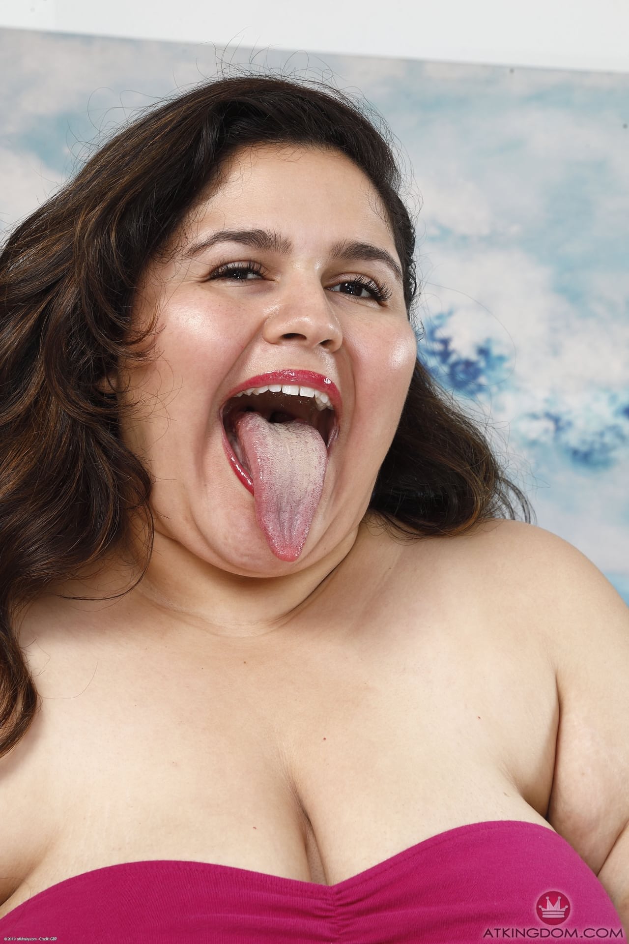 肥胖的业余爱好者 Karla Lane 露出她巨大的乳房和大屁股，并张开她的阴道