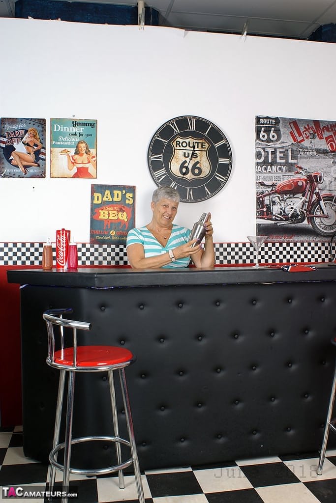 美国老太太萨瓦娜在地下室酒吧露出大屁股