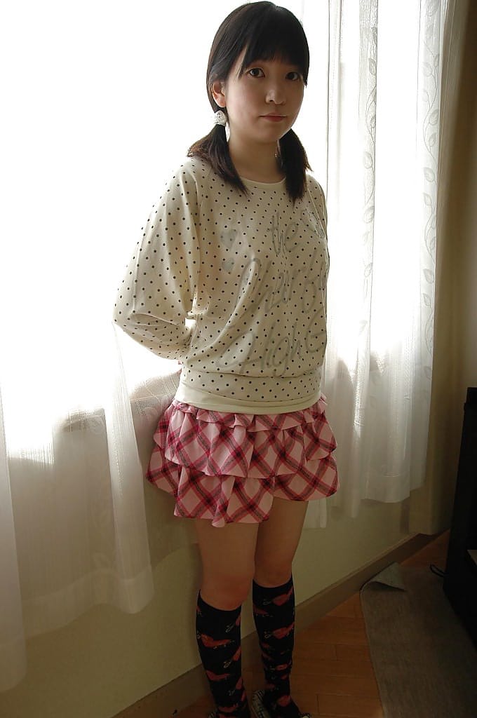 害羞的亚洲少女脱下衣服，近距离展示她的阴沟