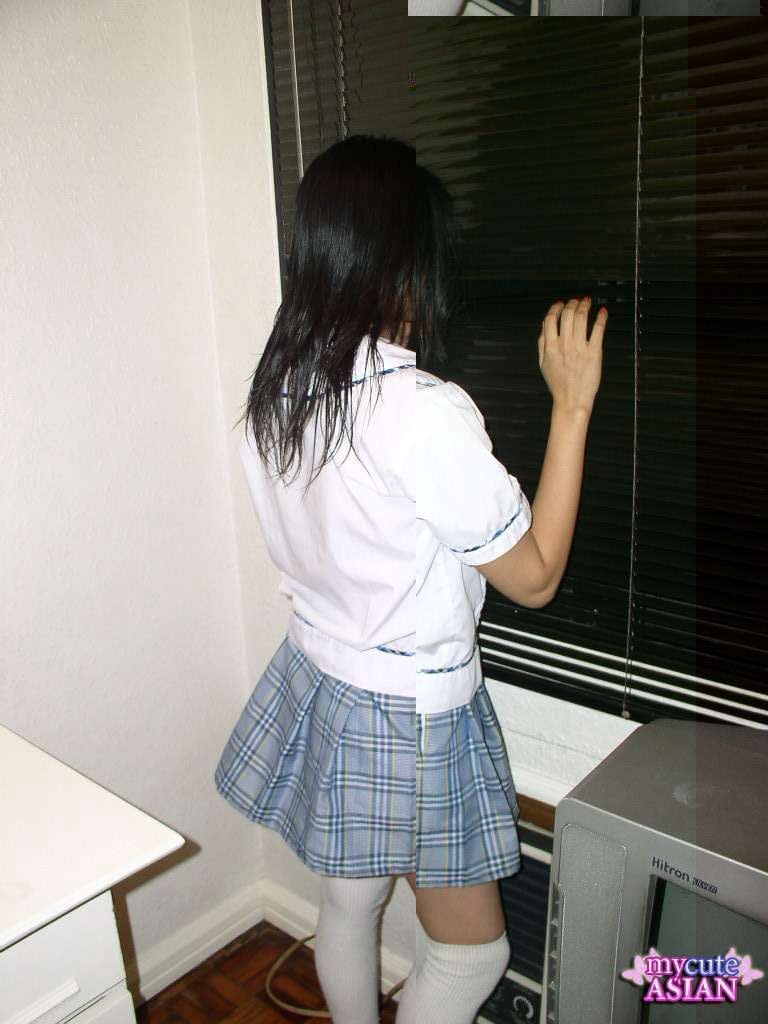亚洲女学生下课后穿着白色过膝袜与男友做爱