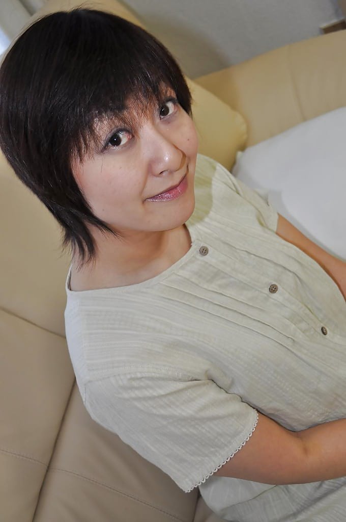 胖胖的亚洲MILF岛谷雅惠脱衣服玩自己