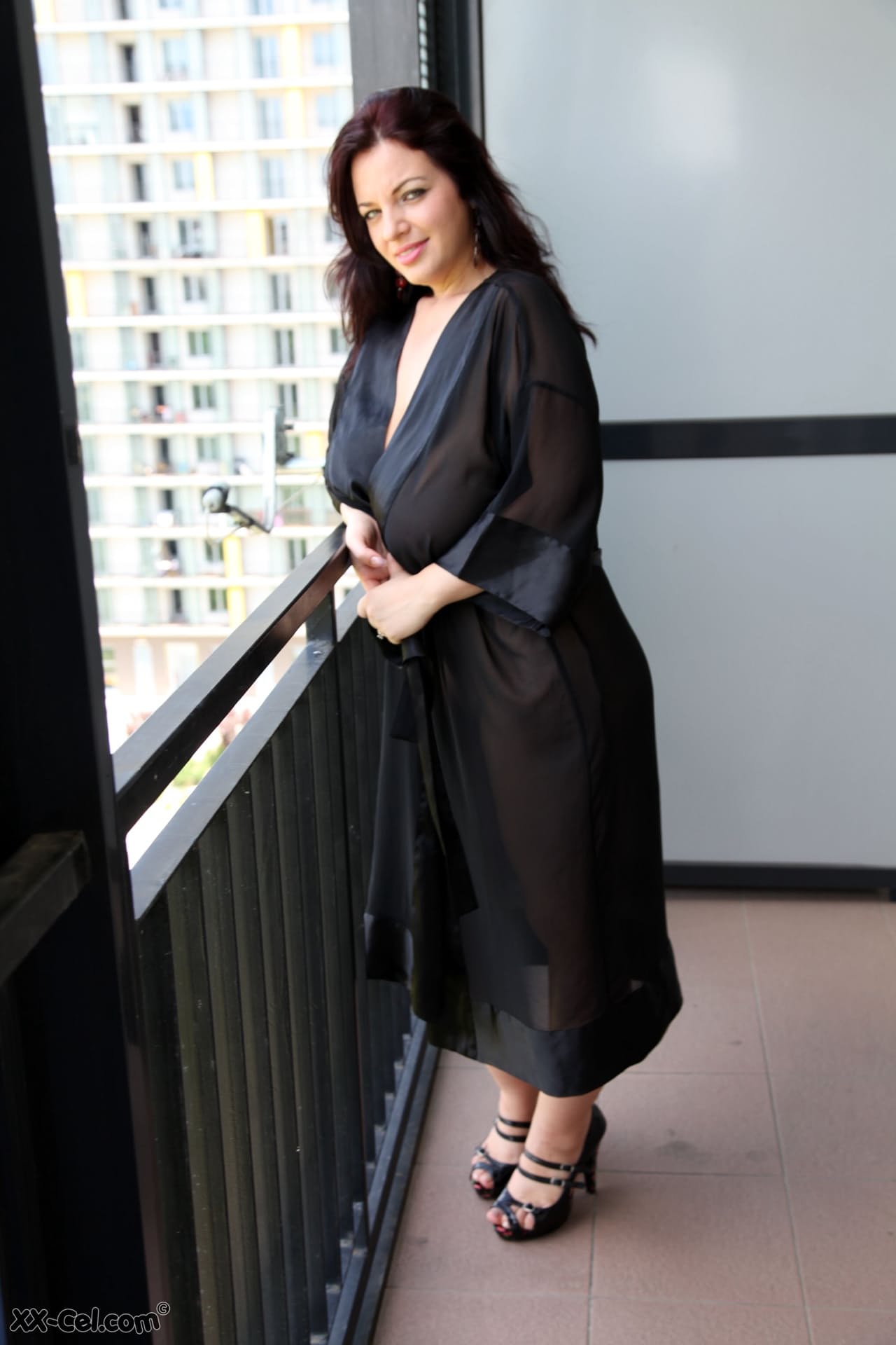 性感妈妈乔安娜在露台上炫耀她令人难以置信的巨乳和火辣屁股