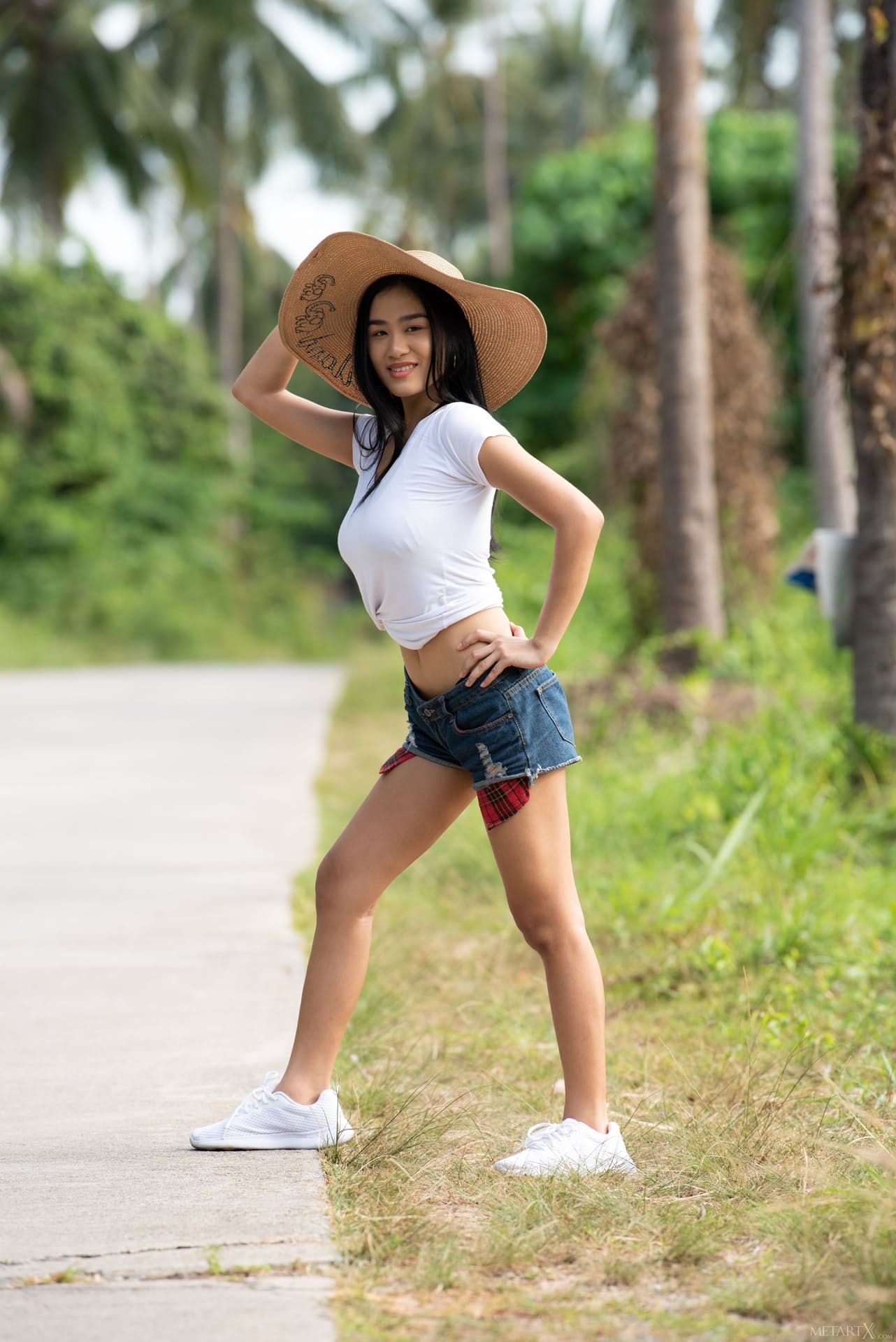 年轻的亚洲宝贝 Kahlisa 在户外展示她令人难以置信的胸部并涂抹身体护理油
