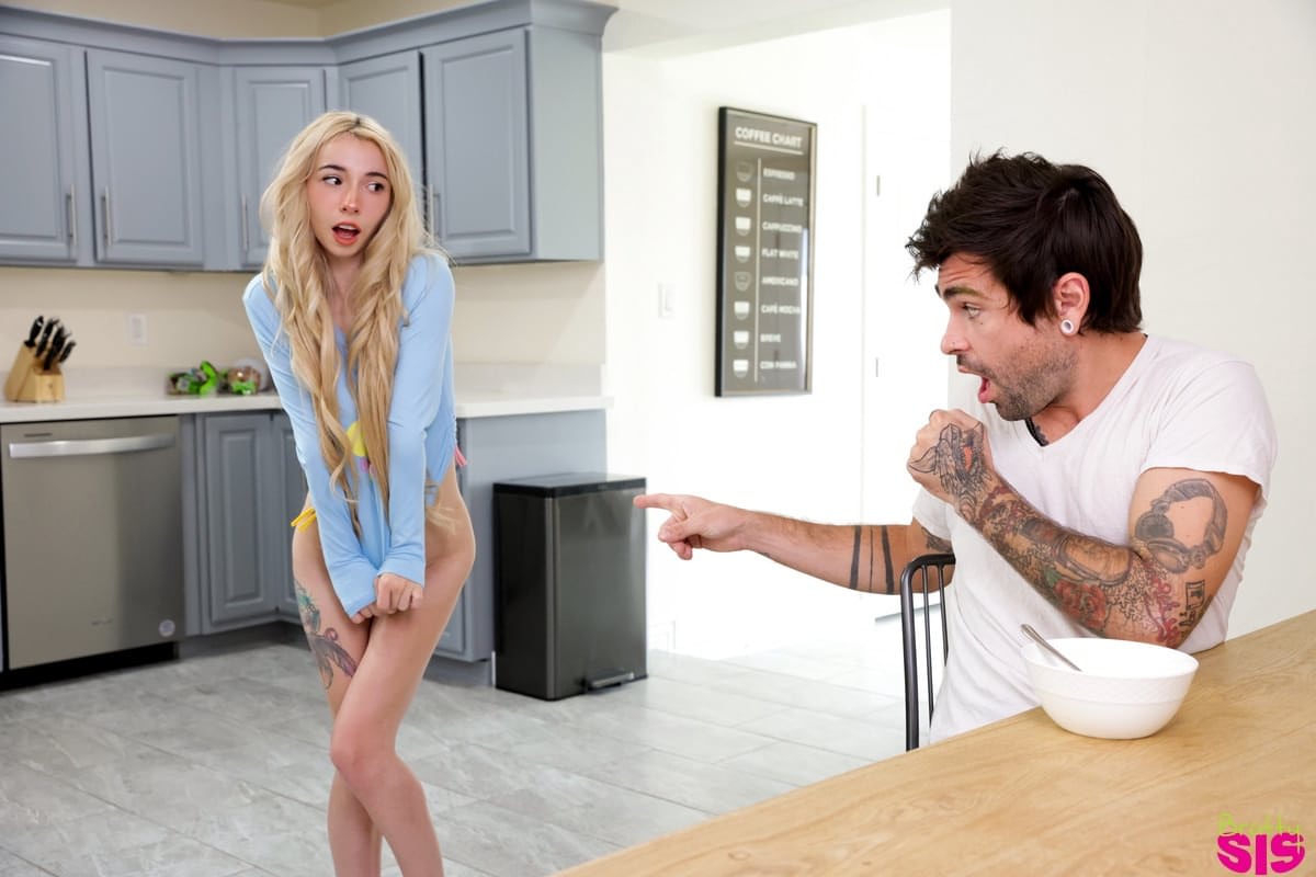饥渴的金发女郎 Kenzie Reeves 不穿裤子勾引继兄