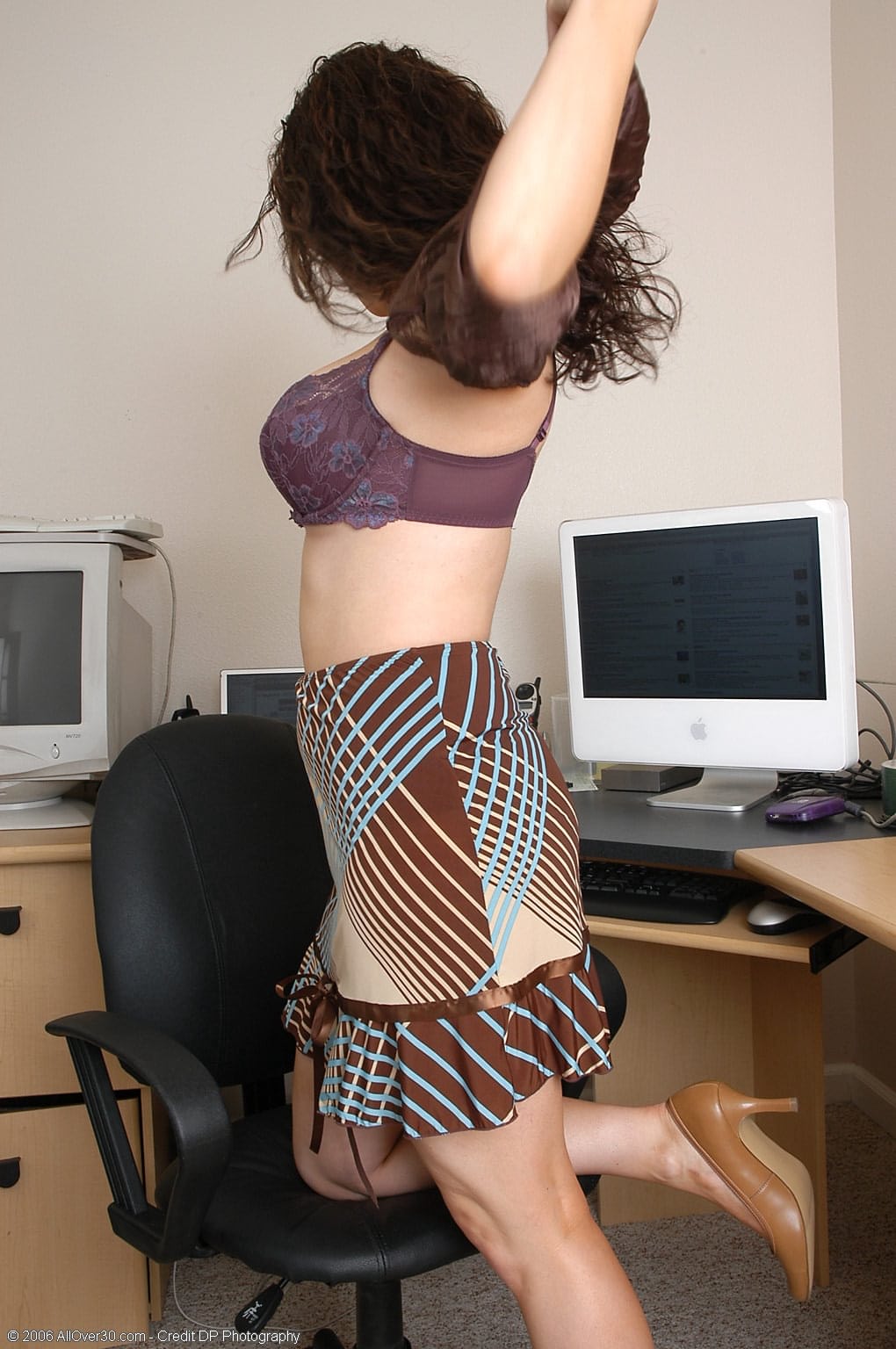 黑发甜美少女托丽露出巨乳，炫耀她丰满的双峰