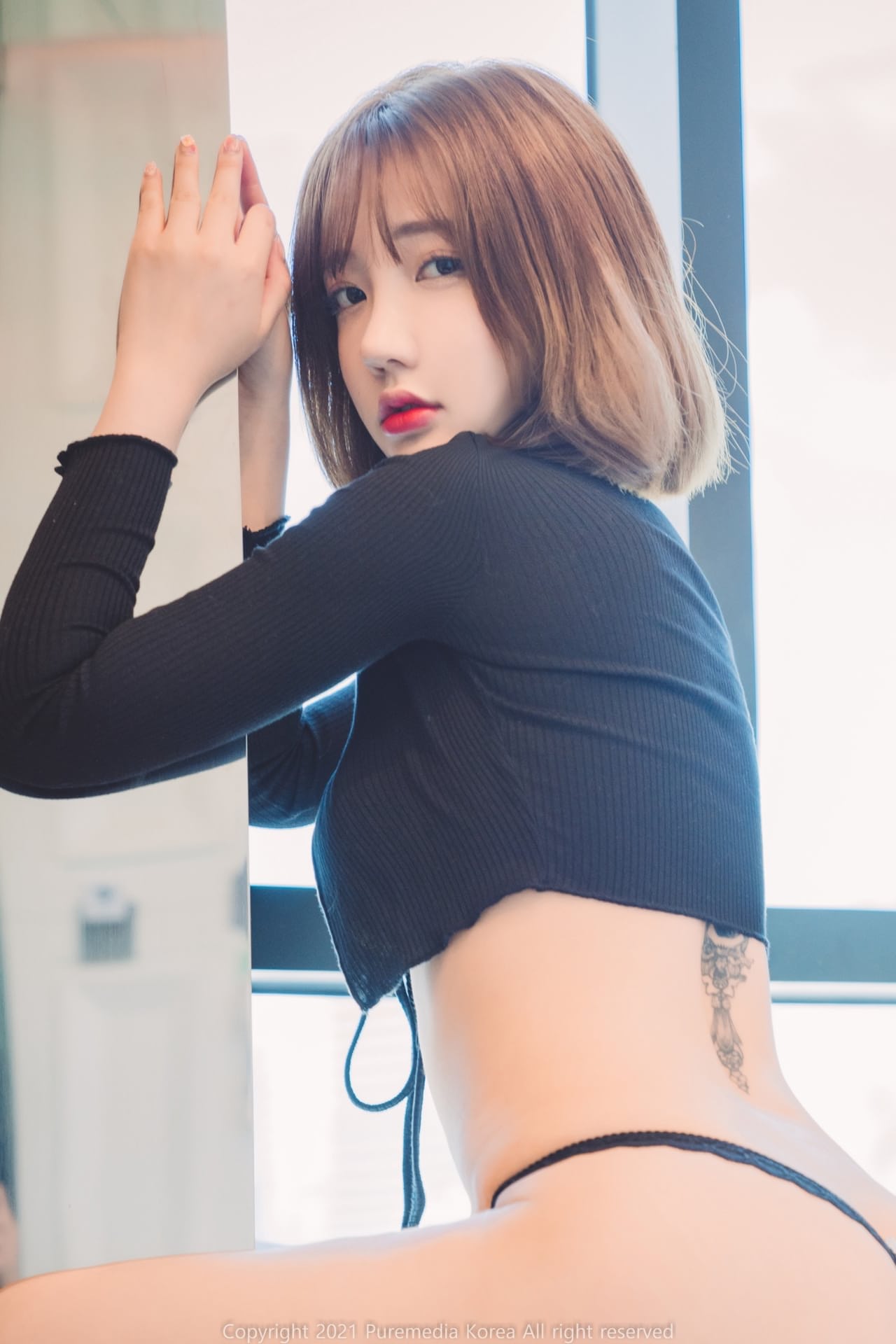 美丽的韩国妻子炫耀她的圆的战利品和大奶