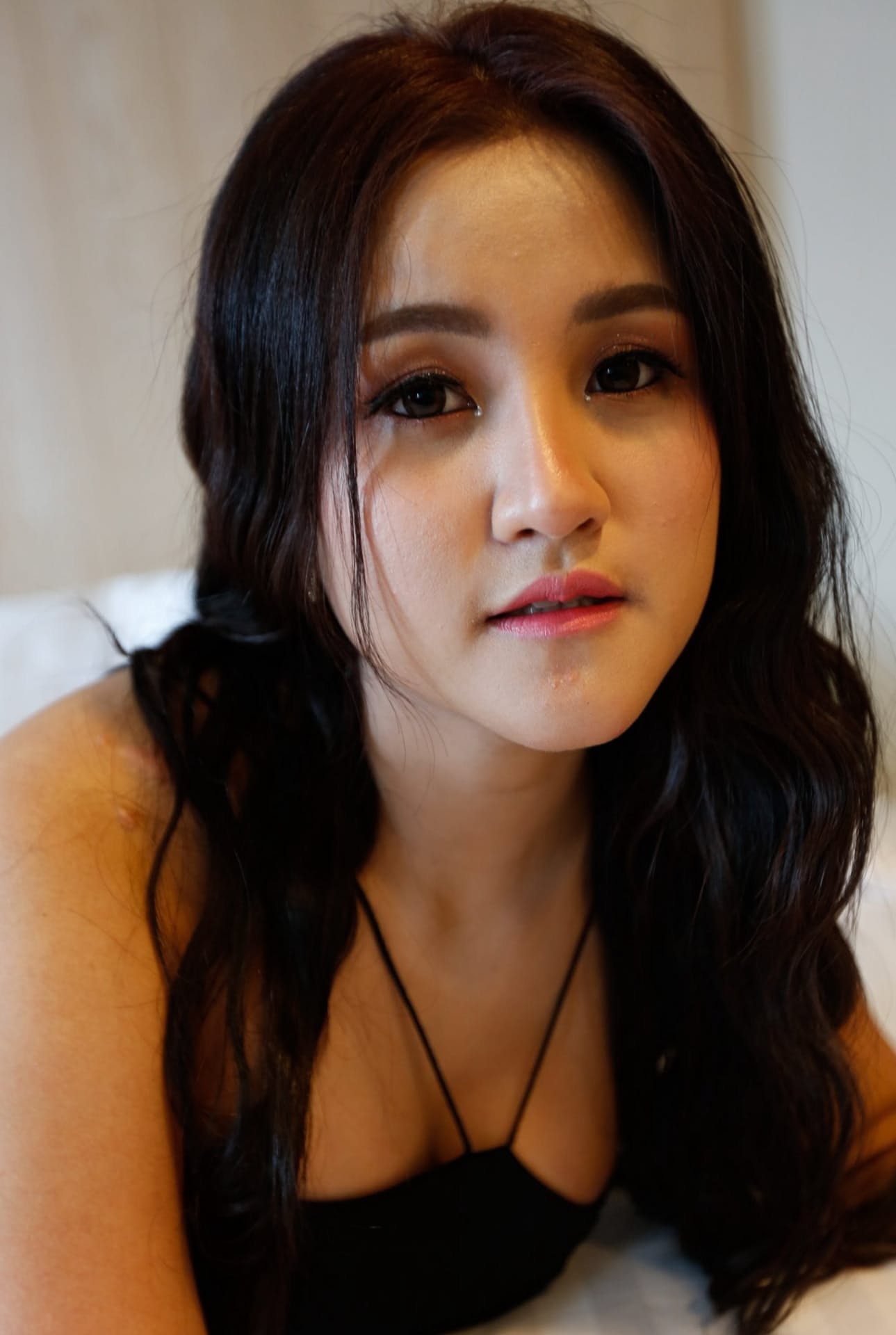 美丽的亚洲女孩 Zin 在为 POV 性爱脱衣时展示她的大奶子