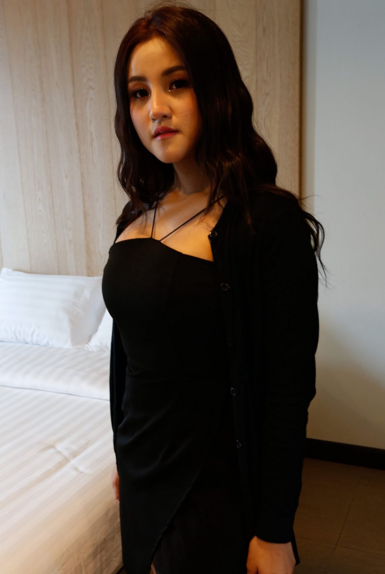 美丽的亚洲女孩 Zin 在为 POV 性爱脱衣时展示她的大奶子