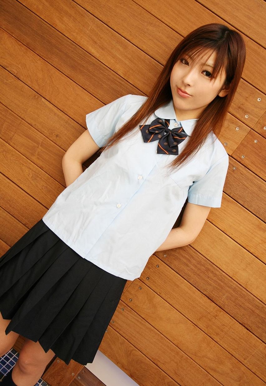 日本少女 Miyo 在单人动作中裸露乳房和内裤