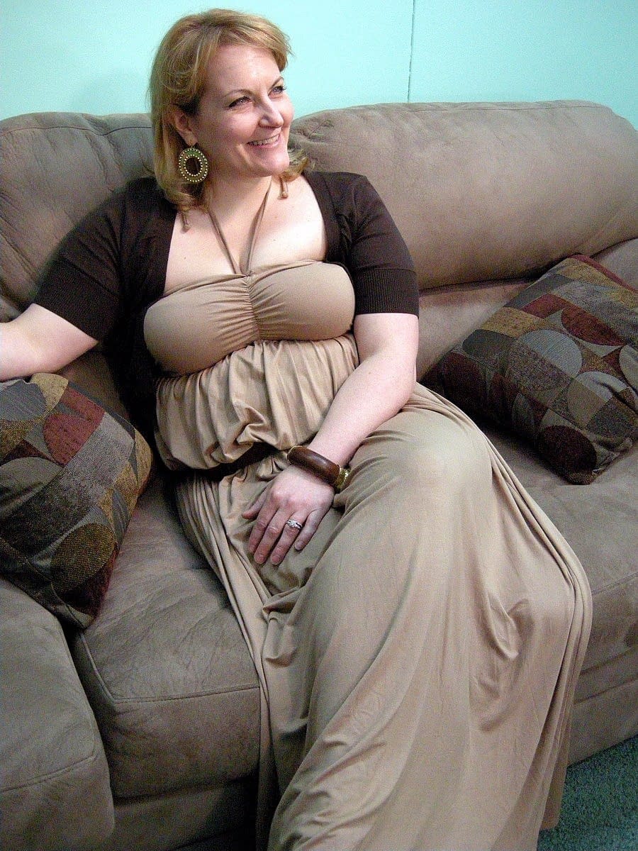 金发 MILF Rebecca 展示她丰满的裸体并张开阴部