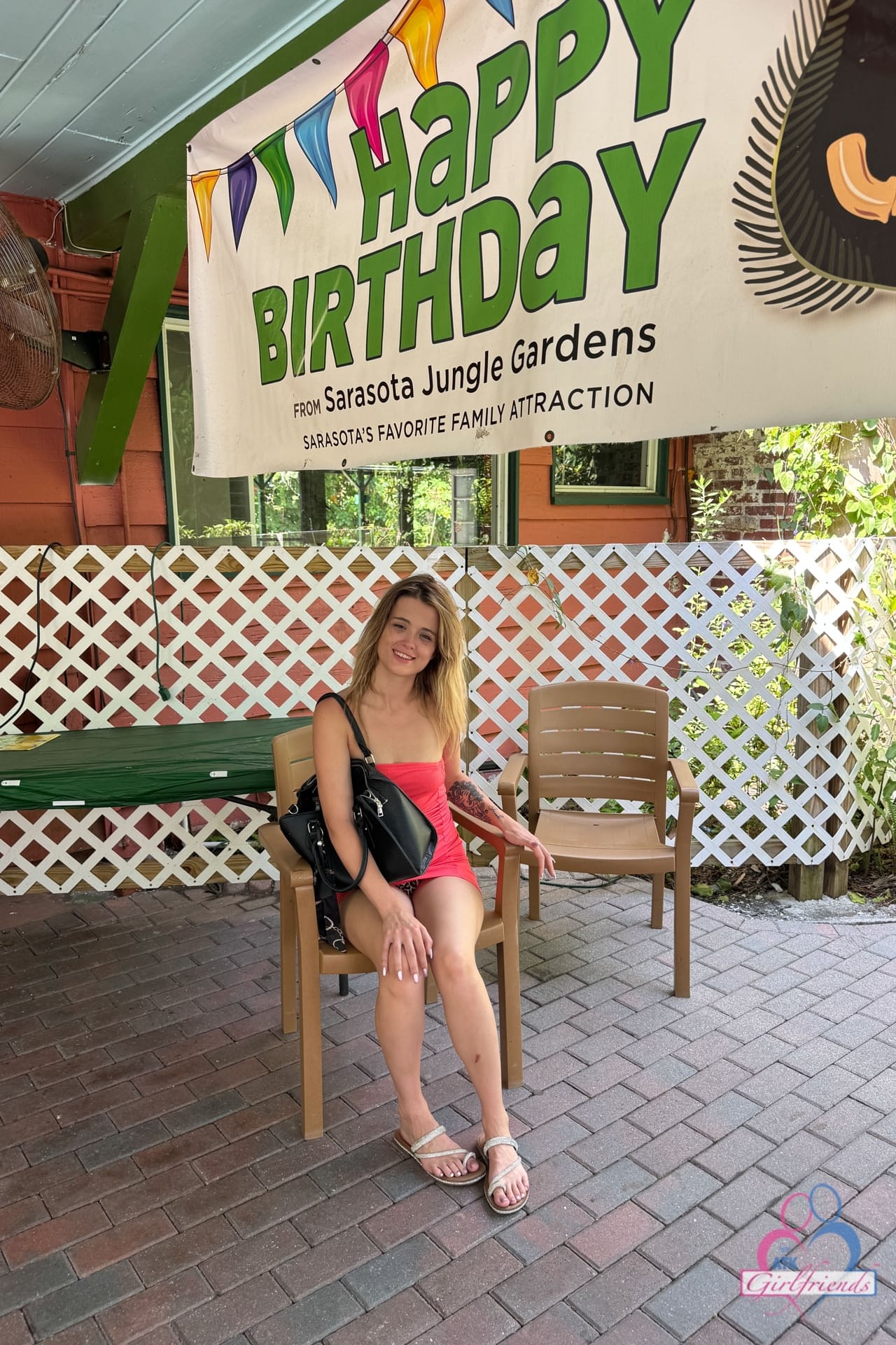 Amateur chick shows the soles of her feet during a solo adventure