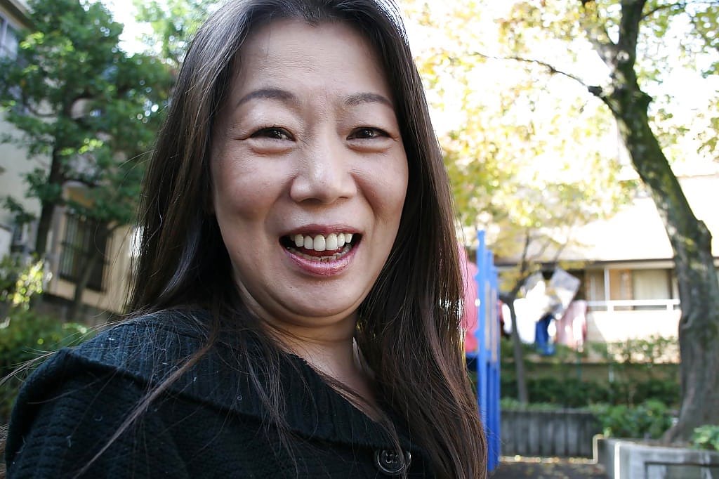 亚洲性感熟女 Yoshiko Makihara 的室外搔首弄姿场景