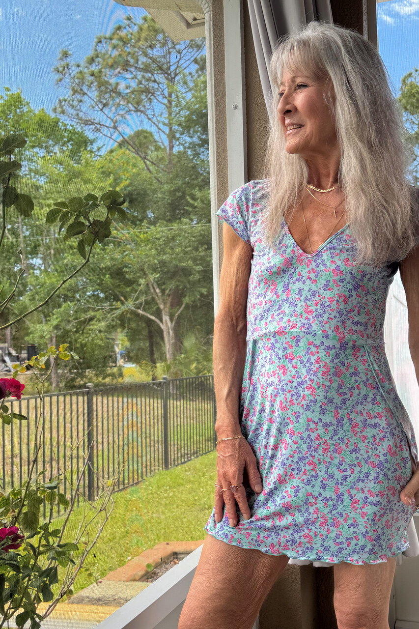 Skinny blonde granny Leilani toys her shaved pussy using a glass dildo