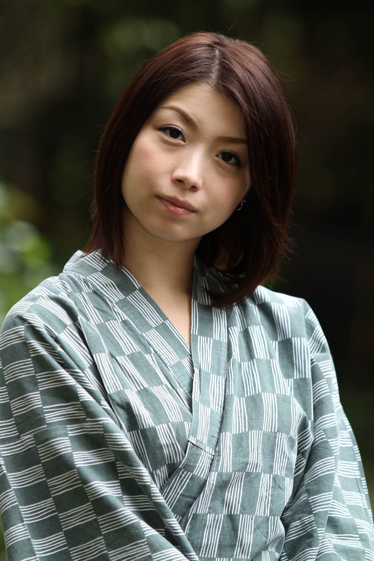 黑发亚洲美女在户外炫耀丰满的乳房和全天然的身材