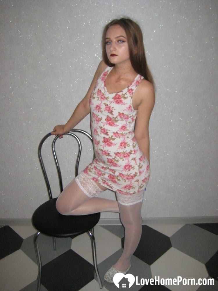 性感黑发少女穿着丝袜露出美乳、可爱的屁股和美味的阴部